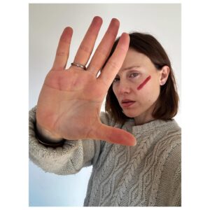 Gabriella Pession Instagram - Sapevi che 1 donna su 3 ha subito violenza almeno una volta nella vita? 
La violenza sulle donne è così diffusa perché ha radici profonde nella nostra società e solo insieme possiamo fermarla. 
 
Inizia dalle piccole cose, da gesti quotidiani: non ridere a una battuta sessista; se ricevi foto o video intimi di conoscenti non ricondividere e segnala immediatamente il fatto; se riconosci un comportamento molesto - anche verbale - in un amico o collega intervieni per fargli capire che sta sbagliando. È solo l’inizio, ma iniziamo insieme! 
Unisciti anche tu, come me, alla campagna #UnRossoallaViolenza  di @weworld.onlus e @ seriea #UnRossoallaViolenza 
Diamo insieme un rosso alla violenza!