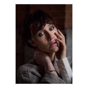 Gabriella Pession Instagram - “Ho spiegato a mio figlio che essere famosi non vuol dire niente. C’è gente che è famosa senza avere dei meriti oppure per cose non meritevoli.
Vorrei invece trasmettergli questo concetto, e cioè che la fama non definisce nessuno. Perseveranza, studio e fatica sono valori da perseguire per ottenere risultati, come insegna per esempio lo sport”.
La mia intervista integrale oggi su #ilfattoquotidianoit 
www.ilfattoquotidiano.it
Grazie a Paolo Aruffo e  @claudoe_ per la bellissima intervista 
📷 @ale_pession 
@verdelilla_torino 
Grazie @petta.vincenza @dm.promopressagency 
#interview 
#intervista 
#ritratto 
#portrait