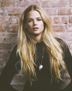 Gabriella Wilde Instagram - 🖤 Throw back to 5years ago   being pregnant 🖤
I was doing press for endless love and still hiding my bump 🤰. Feels like a lifetime ago! I was so scared about all that was to come. If only I’d known it would be the making of me 🖤
#tbt #pregnant #24 #endlesslove