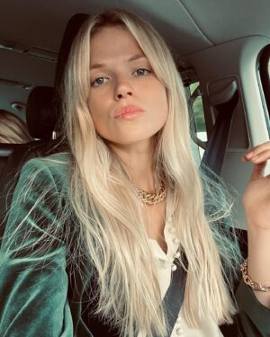 Gabriella Wilde Instagram - Thank you @ivansstudiohair and @adriancolourist for you magic touch and my new locks ✂️✨💕