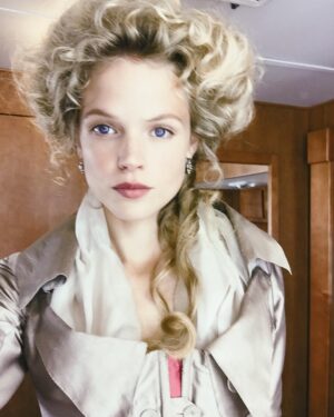 Gabriella Wilde Instagram - Now and then.... my first and last time in costume waiting to go to film in Cornwall. I cant believe its been 4 years and now I am leaving having shot my last scene here for @official_poldark. It’s been wet and wonderful .. I have loved working here and will miss this beautiful part of the country 💗 #cornwall #poldark #4years #bbc #perioddrama #carolineenys #carolinepenvenen