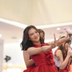 Gaby Warouw Instagram - Selamat satu tahun semenjak hari kelulusan. Dariku yang tidak banyak berubah; masih sering numpahin sesuatu dan mudah tertawa. ❤️