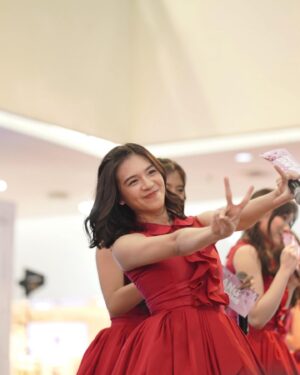 Gaby Warouw Instagram - Selamat satu tahun semenjak hari kelulusan.

Dariku yang tidak banyak berubah; masih sering numpahin sesuatu dan mudah tertawa.

❤️