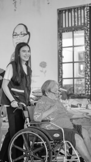 Gaby Warouw Instagram - Berbagi adalah bentuk terbaik dari mensyukuri apa yang kita miliki.

Seneng kemarin acara bersama Opa dan Oma di Panti Jompo berjalan dengan lancar. Dana yang kalian salurkan lewat aku dan @kitabisacom untuk Opa Oma sudah sampai ke pada mereka. Terharu kemarin ngeliat Opa Oma pada seneng huhuhu, semoga apa yang kita berikan buat Opa Oma bermanfaat untuk mereka yaa. Amin. 

Terima kasih sudah mengobati rasa rinduku pada Oma ku. Terima kasih juga untuk semua orang yang sudah berpartisipasi, mulai dari yang ikut penggalangan dana, kakak-kakak @voluntrip.kitabisa, teman-teman yang ikut acara kemarin, dan semua orang yang tidak dapat aku sebutkan satu per satu. Semoga banyak hal baik datang ke dalam hidup kalian juga. Jangan pernah lelah menjadi orang baik ya 🤗