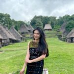 Gaby Warouw Instagram - Kalo gak ke Bajawa, aku gak akan tau Nusa Tenggara Timur seindah ini. Walaupun perjalanannya agak lama tapi pas sampe sana capeknya langsung hilang karena terbayar dengan pemandangannya. Semoga bisa ke sini lagi 🤍 Besok jam 8.30 tayang di @tanahairbetattv TransTv!
