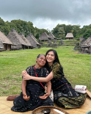 Gaby Warouw Instagram - Kalo gak ke Bajawa, aku gak akan tau Nusa Tenggara Timur seindah ini. Walaupun perjalanannya agak lama tapi pas sampe sana capeknya langsung hilang karena terbayar dengan pemandangannya. Semoga bisa ke sini lagi 🤍

Besok jam 8.30 tayang di @tanahairbetattv TransTv!