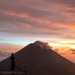 Gaby Warouw Instagram - Kalo gak ke Bajawa, aku gak akan tau Nusa Tenggara Timur seindah ini. Walaupun perjalanannya agak lama tapi pas sampe sana capeknya langsung hilang karena terbayar dengan pemandangannya. Semoga bisa ke sini lagi 🤍 Besok jam 8.30 tayang di @tanahairbetattv TransTv!