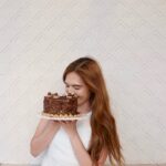 Gaby Warouw Instagram - Kadang nambah umur jadi ketakutan untuk beberapa orang, tadinya aku juga begitu, karena aku lumayan ‘menolak tua’ juga hehe. Tapi setelah dipikir”, hari ultah bukannya hari yang perlu disyukuri? Karena hari ultah bisa jadi tanda masih dikasih umur panjang sama Tuhan, masih dikasih kesehatan dan kesempatan untuk hidup sama Tuhan sampai sekarang 😊 Diumur yang kemarin banyak banget belajar hal baru yang gak pernah aku lakuin atau rasain sebelumnya. Sedih senang, jatuh bangun, pasti ada. Bersyukurnya, selalu ada nilai baik dan hikmah yang bisa aku ambil. Bukan sok kuat, tapi aku percaya semua karena penyertaan Tuhan aku bisa bertahan sampai sekarang. Thank God. Semoga di umur yang sekarang makin bisa jadi berkat atau berguna untuk sesama. Terima kasih juga buat semua ucapan baiknya, semoga doa baik yang kamu berikan sampai ke kamu juga. Amin 🙏🏼🤍