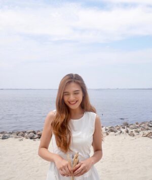 Gaby Warouw Instagram - Kadang nambah umur jadi ketakutan untuk beberapa orang, tadinya aku juga begitu, karena aku lumayan ‘menolak tua’ juga hehe. Tapi setelah dipikir”, hari ultah bukannya hari yang perlu disyukuri? Karena hari ultah bisa jadi tanda masih dikasih umur panjang sama Tuhan, masih dikasih kesehatan dan kesempatan untuk hidup sama Tuhan sampai sekarang 😊

Diumur yang kemarin banyak banget belajar hal baru yang gak pernah aku lakuin atau rasain sebelumnya. Sedih senang, jatuh bangun, pasti ada. Bersyukurnya, selalu ada nilai baik dan hikmah yang bisa aku ambil. Bukan sok kuat, tapi aku percaya semua karena penyertaan Tuhan aku bisa bertahan sampai sekarang. Thank God.

Semoga di umur yang sekarang makin bisa jadi berkat atau berguna untuk sesama. Terima kasih juga buat semua ucapan baiknya, semoga doa baik yang kamu berikan sampai ke kamu juga. Amin 🙏🏼🤍