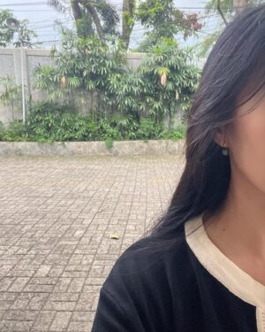 Gaby Warouw Instagram - “Kalo Oma udah gak ada, kasih anting kesayangan Oma buat Gaby yaa”, cerita yang kudengar dari pengasuh Oma dari Oma untukku.

Iyaa Oma, Gaby udah terima dan pakai antingnya yaa. Sekarang Oma bisa lebih tenang dan gak banyak kepikiran macam-macam lagi karena sudah bersama Tuhan. 

Ternyata benar, penyesalan memang selalu datang belakangan. Waktu aku jaga Oma, sejenak terpikir, aku menyesal karena banyak menunda waktu dan kesempatan untuk bertemu Oma. Padahal Oma sudah sering telpon untuk minta aku mengunjunginya. Tanggal 25 November Oma sempat telpon untuk minta aku ke Rumah Oma, sedihnya aku ada kegiatan untuk shooting di luar kota. Sedih rasanya mengingat momen tersebut jadi percakapan terakhir aku sama Oma sebelum Oma tidak sadarkan diri.

Oma maafin Gaby yaa, gak bisa selalu ada buat Oma. Sebagai ganti, Gaby temenin Oma terus ya dari gak sadarkan diri sampai Oma dipanggil Tuhan. Selain itu, Gaby akan adain penggalangan dana juga, sebagai kado akhir tahun untuk para lansia di panti jompo. Semoga Oma bisa ikut bahagia melihatnya. 🤗

Aku akan merindukan panggilan Oma untuk suruh aku pijat kakinya. Aku akan merindukan Oma yang suka tiba-tiba telfon aku dan Mama untuk minta tolong cari jawaban TTS. Aku akan merindukan Oma Beth yang galak namun sangat perhatian ini. 

I really love you, Oma. 

Rest In Peace.

🤍