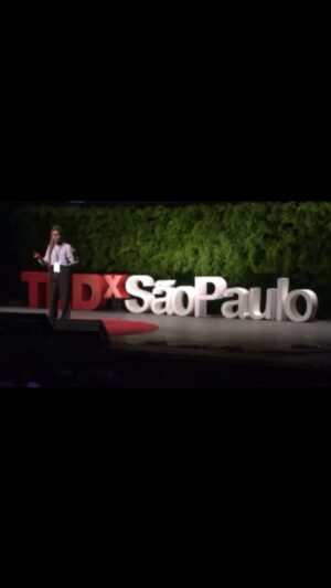 Gabz Instagram - Um amigo meu me fez relembrar desse vídeo aqui, pra quem não sabe eu sou uma grande nerdzinha favelada, era muito doido pra mim, me tratavam como se eu tivesse personalidades opostas e  nessa época aí eu nem sonhava que estaria vivendo de arte eu tinha acabado de me frustrar com a universidade (eu entrei com 16, achando que ia entender quem eu sou lá dentro mas isso é outra história) e mesmo assim sonhava em ser intelectual, só eu sei o quanto tava tremendo na base por estar falando no @tedxsaopaulo com vários intelectuais, doutores na plateia e nessa época falar em público pra essa galera era realmente assustador pra mim, independente do contexto eu sempre quis contar minha história e dos meus, eu via tanta gente incrível ao meu redor que me inspirava tanto e criava tanto mas no mundo lá fora éramos invisíveis e impedidos de viver nossa potência, isso quase fez eu me perder, eu era uma menina cheia de vontades e nem imaginava onde podia chegar, muito bom ter chegado até aqui, muito bom chegar até aqui e saber que essa menina aí ainda é o melhor de mim afinal ainda quero fazer minha história e sempre que uma mulher negra diz isso ela muda o rumo de todas as outras mulheres negras, sempre que alguém que teve sua história apagada pega essa caneta pra si e conta com suas palavras o mundo tem um novo significado, é gabz do passado tamo no caminho 🥺❤️