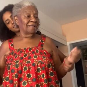 Gabz Instagram - 82 da minha nega.
Hoje o mundo para pra te olhar, o meu para todo dia e aprendeu a andar através do seu olhar. 
ALEGRIAS ANCESTRAIS 💛✨💛