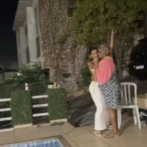 Gabz Instagram - 82 da minha nega.
Hoje o mundo para pra te olhar, o meu para todo dia e aprendeu a andar através do seu olhar. 
ALEGRIAS ANCESTRAIS 💛✨💛