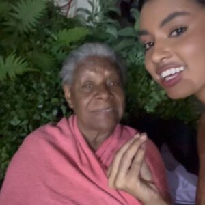 Gabz Instagram - 82 da minha nega.
Hoje o mundo para pra te olhar, o meu para todo dia e aprendeu a andar através do seu olhar. 
ALEGRIAS ANCESTRAIS 💛✨💛