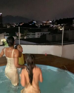 Gabz Instagram - Feliz ano novo!!!!! Que Deus e os Orixás abençoem cada um e que nesse ano a gente possa estar mais perto dos nossos sonhos, mais perto de viver plenamente, sem medo do afeto, sem medo do grande, coragem, sabedoria e risadas sinceras 🌻💫💛