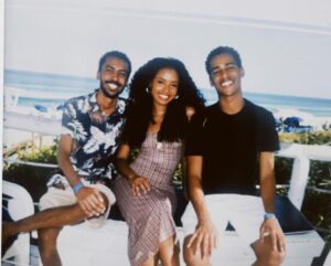Gabz Instagram - Tenho essa foto na meu quarto, olho muito pra ela pq lembro que estou no caminho certo, meu pai pequeno me foi dado por Osun, um presente lindo que entrou na minha vida através de outro presente lindo (mas o textão de João tá guardado) quando nossos caminhos se cruzaram eu sabia que tudo seria diferente, eu não lembro de 1 segundo sequer sem ter intimidade com você, desde o primeiro momento você foi meu pai pequeno, me ensinando, me acolhendo, me escutando, fazendo parte das decisões mais importantes da minha vida, sempre vindo com as receitas de cura como Ossain gosta e com o caminho pronto pra vencer as batalhas como Ogum nos ensina eu por minha vez te escuto atenta, dividimos segredos, medos e principalmente sonhos, com você tenho CORAGEM! Sonhamos  juntos com formas de construir coisas grandiosas, realizamos coisas grandiosas! Te admiro tanto meu amigo, aprendi no candomblé que pra ser um bom ancestral devemos nos comprometer a fazer grandes feitos e minha ancestralidade eu quero construir ao seu lado! Agradeço a Osun por ter te colocado no meu caminho. Te amo. Viva você! 💛
