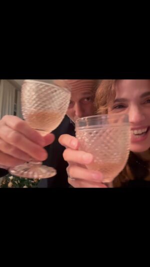 Gaia Bermani Amaral Instagram - Auguro a tutti voi di poter vivere questo nuovo anno con tanto amore e gentilezza. 😘⭐️🌈

#happynewyear #buonannonuovo🎉 #buon2024 #2024 #magic #love #amore #kindness