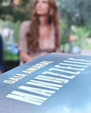 Gaia Bermani Amaral Instagram - Bellissima presentazione di #manuzzelle a #isnello #madonie #sicilia #sicily 
🙏😍🙏

#GaiaAmaral #GaiaBermaniAmaral #GaiaAmaralOfficial #elegance #fashion #actress #writer #italobrazilian #italianbrazilian #Italy #brazil #moda #woman #attitude #shooting #photo #picture #book #writing #thriller #manuzzelle #inspiration #mystery #instabooks #novel #pages