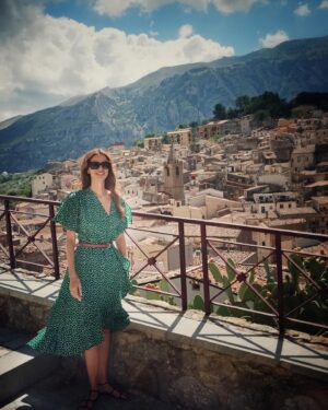 Gaia Bermani Amaral Instagram - Bellissima presentazione di #manuzzelle a #isnello #madonie #sicilia #sicily 
🙏😍🙏

#GaiaAmaral #GaiaBermaniAmaral #GaiaAmaralOfficial #elegance #fashion #actress #writer #italobrazilian #italianbrazilian #Italy #brazil #moda #woman #attitude #shooting #photo #picture #book #writing #thriller #manuzzelle #inspiration #mystery #instabooks #novel #pages