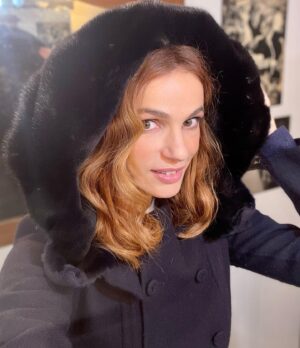 Gaia Bermani Amaral Instagram - Tonight 🎄 inaugurazione della mostra di #VittoreFrattini curata da @antoniofrana 💓@max_frattini