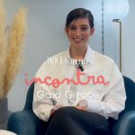 Gaia Girace Instagram - Dall’incredibile successo de #lamicageniale al racconto difficile e profondo di Denise Cosco che lotta contro il padre, boss dell’ndrangheta: @gaiagirace è un’attrice tanto giovane quanto completa, che negli ultimi anni ci ha regalato emozioni bellissime. ⁠ ⁠ Cover girl dell’ultimo numero di #iODonna, ci ha raccontato i sogni per il futuro della sua carriera, le grandi lezioni che ha imparato e... il suo piatto preferito in assoluto 🔥⁠ ⁠ Allestimento: @mohd_homedesign⁠ Total look: @fendi⁠ •⁠ •⁠ •⁠ #iodonna #serietv #film #italia #gaiagirace #elenaferrante #attrice #cinema