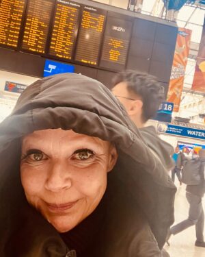 Gail Porter Instagram - Tired train face! Have a great day x