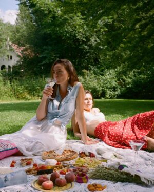 Gaite Jansen Instagram - A day at the park with 🌾💖 @greygoose , @bomaerten & @sophievanderperre for  @nlvogue 🌾🌼🌸🌺☀️💖 #ad
#GreyGoose