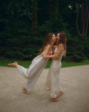 Gaite Jansen Instagram - A day at the park with 🌾💖 @greygoose , @bomaerten & @sophievanderperre for  @nlvogue 🌾🌼🌸🌺☀️💖 #ad
#GreyGoose
