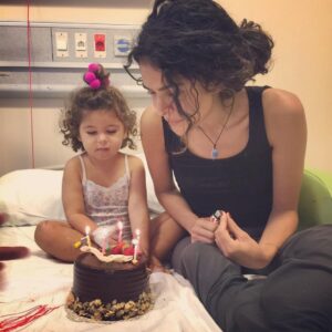 Gamze Topuz Instagram - Hangi şartlarda,nerede ve nasıl olduğumuzun bir önemi yok.En güzel doğum günüm seninle olan.Çünkü en mutlu,en anlamlı günlerim seninle birlikte olanlar...
Seni çok seviyorum cicozum ❤️