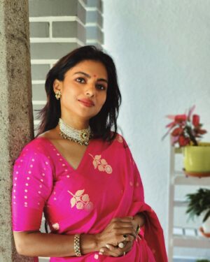 Ganavi Laxman Instagram - “Feeling incredibly blessed and feminine, draped in a radiant Banaras silk saree paired with meticulously crafted jewelry from  @sri_ganesh_sadashivnagar♥️♥️♥️ , featuring exquisite details like fresh uncut diamonds, pearls, natural South Sea pearls, real ruby accents, all designed specially for me. Each element adds to the beauty and grace of being a woman.  Grateful for the loving embrace of family, whose presence enriches every celebration with joy and blessings. 🌟 #Grateful #FeminineElegance #FamilyLove” 📸: @sumedh__gowda