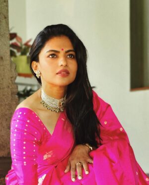 Ganavi Laxman Instagram - “Feeling incredibly blessed and feminine, draped in a radiant Banaras silk saree paired with meticulously crafted jewelry from  @sri_ganesh_sadashivnagar♥️♥️♥️ , featuring exquisite details like fresh uncut diamonds, pearls, natural South Sea pearls, real ruby accents, all designed specially for me. Each element adds to the beauty and grace of being a woman.  Grateful for the loving embrace of family, whose presence enriches every celebration with joy and blessings. 🌟 #Grateful #FeminineElegance #FamilyLove” 📸: @sumedh__gowda