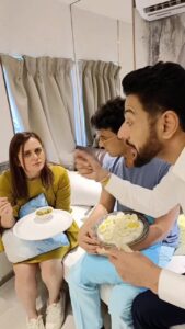 Garima Arora Instagram - देखा जाए तो, Hisaab तो theek hi hai! 😜 @vikaskhannagroup @arorgarima . . . #RanveerBrar #funnyreels #reel #reelitfeelit #funtimes #reelkarofeelkaro #thursday #setlife