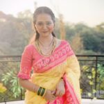 Gauri Kulkarni Instagram – लिंबू कलरची साडी 💛😊

सुंदर-अक्षराच्या लग्नाची तयारी सुरू 🩷
तुम्ही येताय ना?
‘प्रेमास रंग यावे’- सोम- शनि रात्री ९ः३० वा. @sunmarathi वर 🙏🏻

Saree- @tanishkweddingsaree 
Jewellery- @shreerampearls 
Styled by- @sachingadre @varsha.m.s143