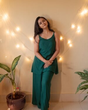 Gauri Kulkarni Instagram - Saste Lighting ke Nashe 🤭💚

Dress- @sadagi.in 
P.C- @ashayrtulalwar