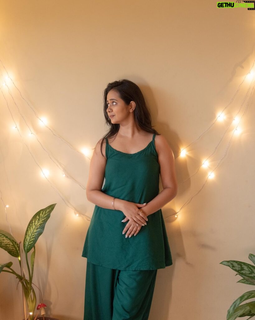 Gauri Kulkarni Instagram - Saste Lighting ke Nashe 🤭💚 Dress- @sadagi.in P.C- @ashayrtulalwar