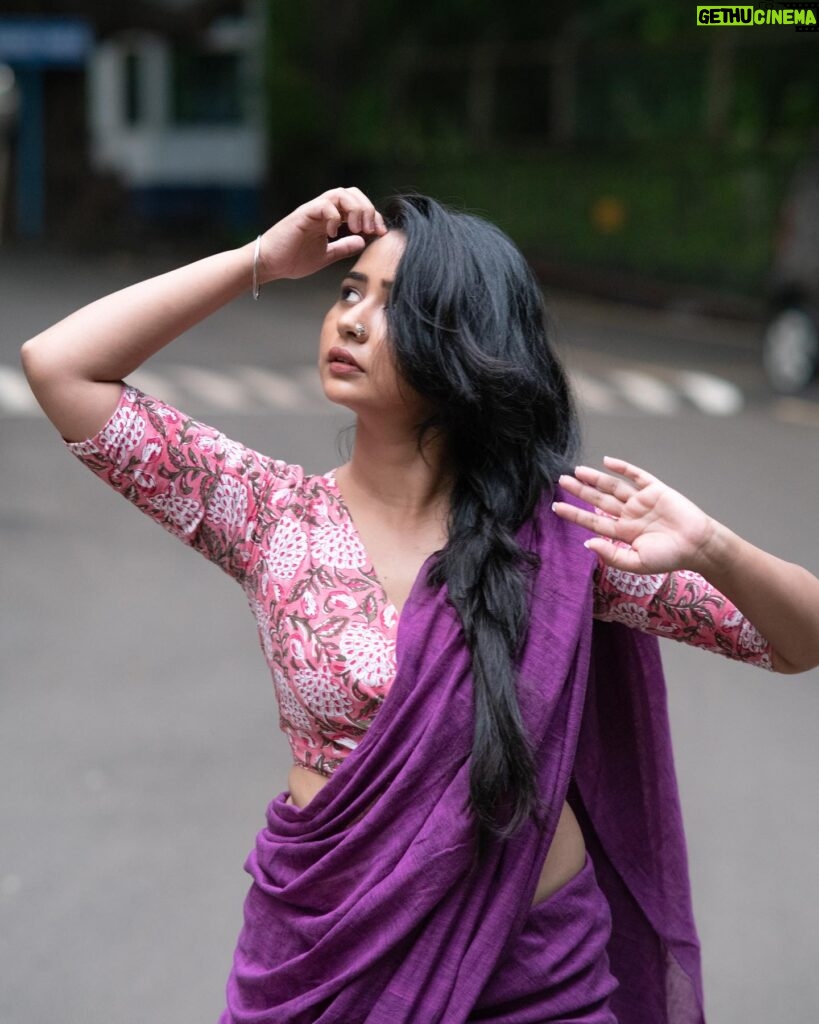 Gauri Kulkarni Instagram - चंद्रयान-३ पाहायचा प्रयत्न करत होते 🌚🫠 Saree & blouse- @maanto.in P.C- @ashayrtulalwar Styled- @rupalibhosle , @tanmay_jangam Managed- @wechitramedia