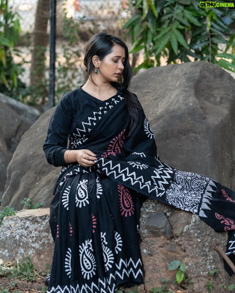 Gauri Kulkarni Instagram - Mandatory मकर संक्रात post 🖤🤗 Saree- @divaastri_sarees P.C.- @ashayrtulalwar Styled- @rupalibhosle Nails- @nakhrel_nails