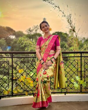 Gauri Kulkarni Instagram - महाराष्ट्र दिनाच्या शुभेच्छा 🌻🤗

@tanishkweddingsaree 
@shreerampearls 
@meshreysawant 
@wechitramedia