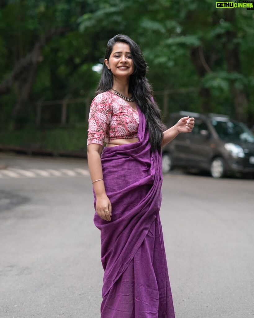 Gauri Kulkarni Instagram - स्वतः साडी नेसल्याचा आनंद 🌸 (still learning 😝) Beautiful saree- @maanto.in P.C.- @ashayrtulalwar Make up n saree draping- me 🤭 Beautiful hair- i grow it myself😬 Styled- @tanmay_jangam , @rupalibhosle Managed by- @wechitramedia