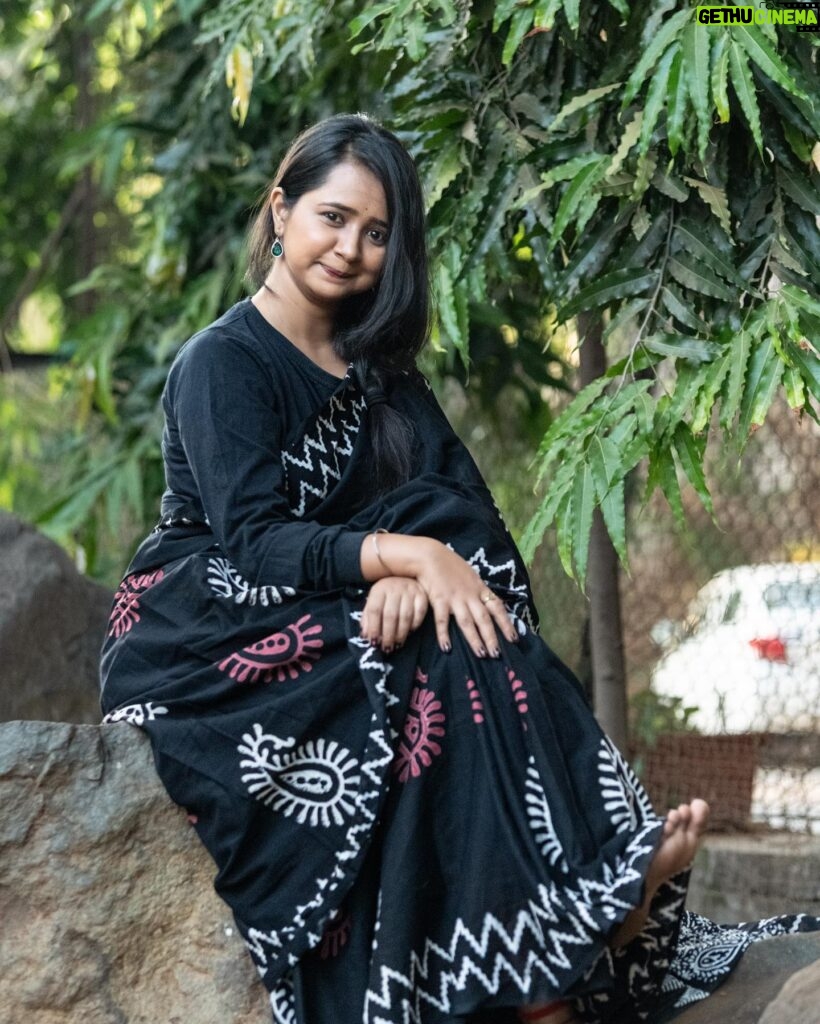 Gauri Kulkarni Instagram - Mandatory मकर संक्रात post 🖤🤗 Saree- @divaastri_sarees P.C.- @ashayrtulalwar Styled- @rupalibhosle Nails- @nakhrel_nails