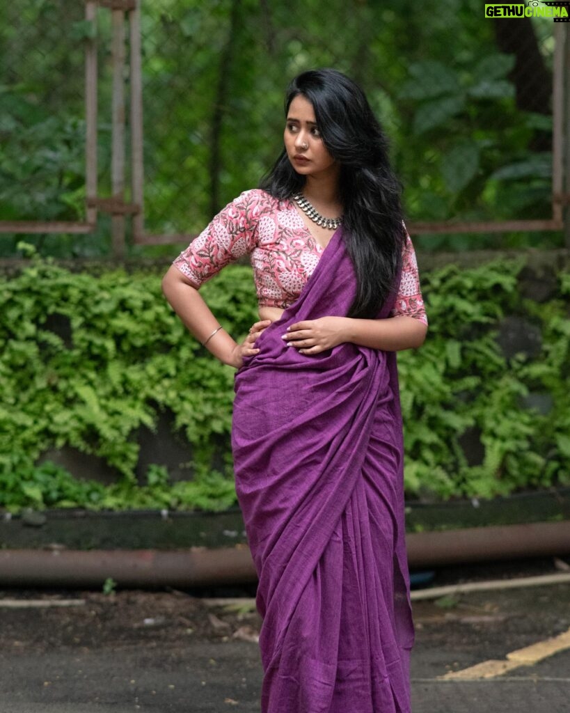 Gauri Kulkarni Instagram - स्वतः साडी नेसल्याचा आनंद 🌸 (still learning 😝) Beautiful saree- @maanto.in P.C.- @ashayrtulalwar Make up n saree draping- me 🤭 Beautiful hair- i grow it myself😬 Styled- @tanmay_jangam , @rupalibhosle Managed by- @wechitramedia