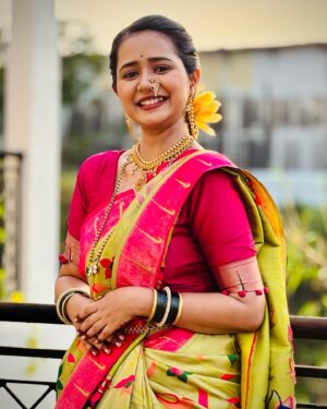 Gauri Kulkarni Instagram - महाराष्ट्र दिनाच्या शुभेच्छा 🌻🤗

@tanishkweddingsaree 
@shreerampearls 
@meshreysawant 
@wechitramedia