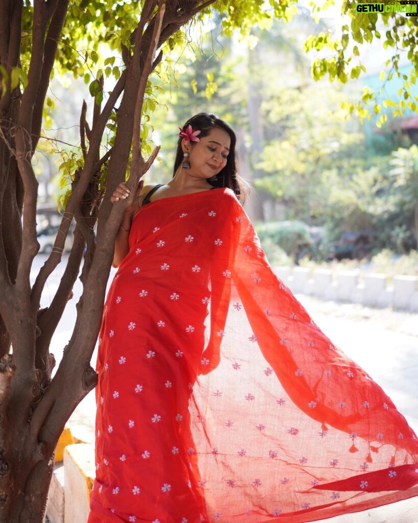 Gauri Kulkarni Instagram - लाल छडी ❤️ Make up- @monikaraka_makeover86 P.C- @_m_a_photography___ Saree- @bahurupa_ managed by- @spandan_celebritys__8605942021
