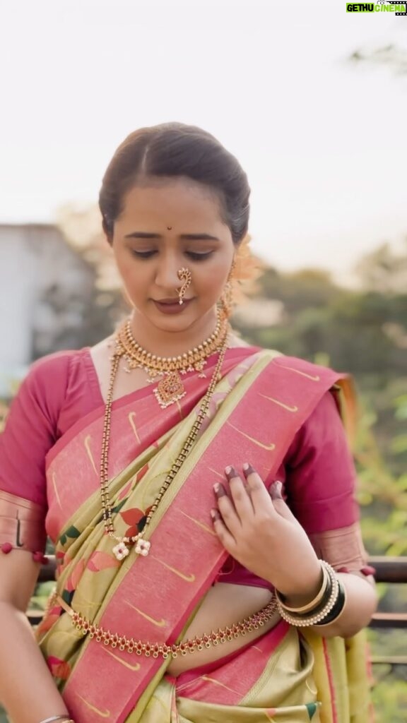 Gauri Kulkarni Instagram - चाफा💛 Jewellery- @shreerampearls Saree- @tanishkweddingsaree V.C. and edit- @meshreysawant On the sets of @premas_rang_yave @sunmarathi