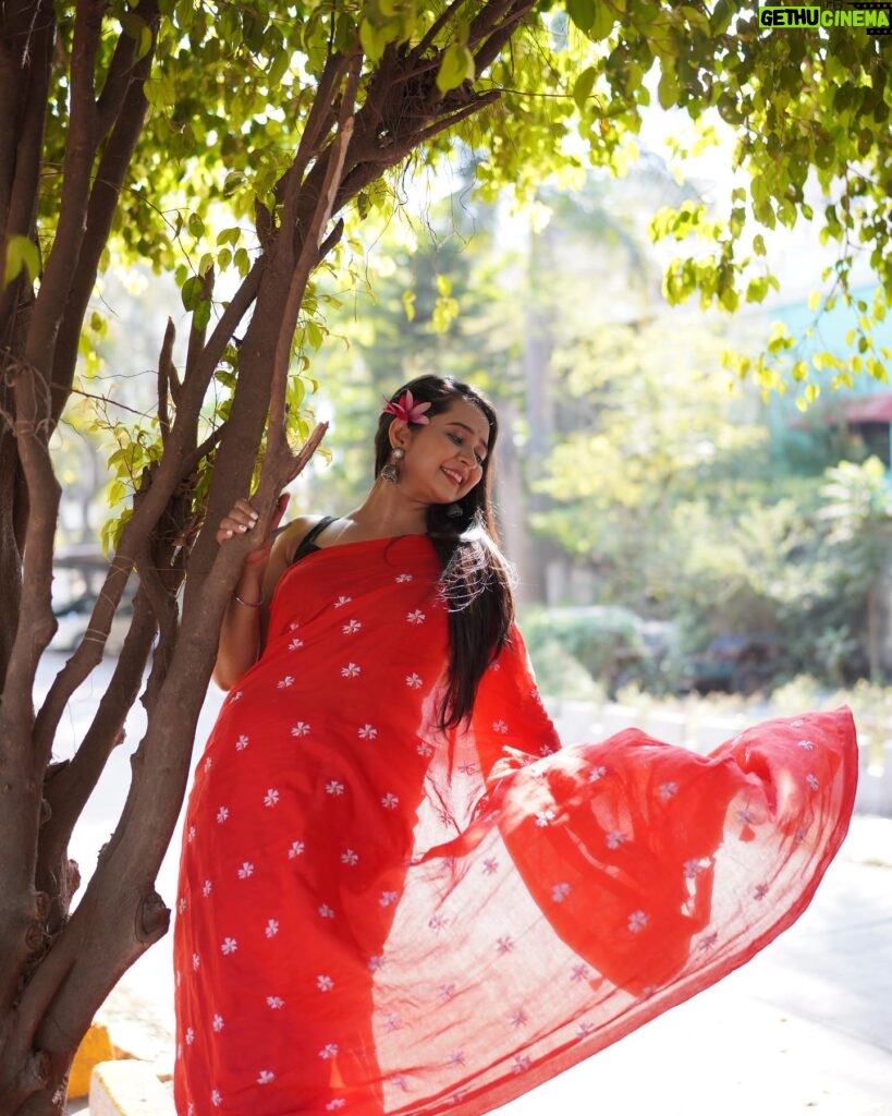 Gauri Kulkarni Instagram - लाल छडी ❤️ Make up- @monikaraka_makeover86 P.C- @_m_a_photography___ Saree- @bahurupa_ managed by- @spandan_celebritys__8605942021