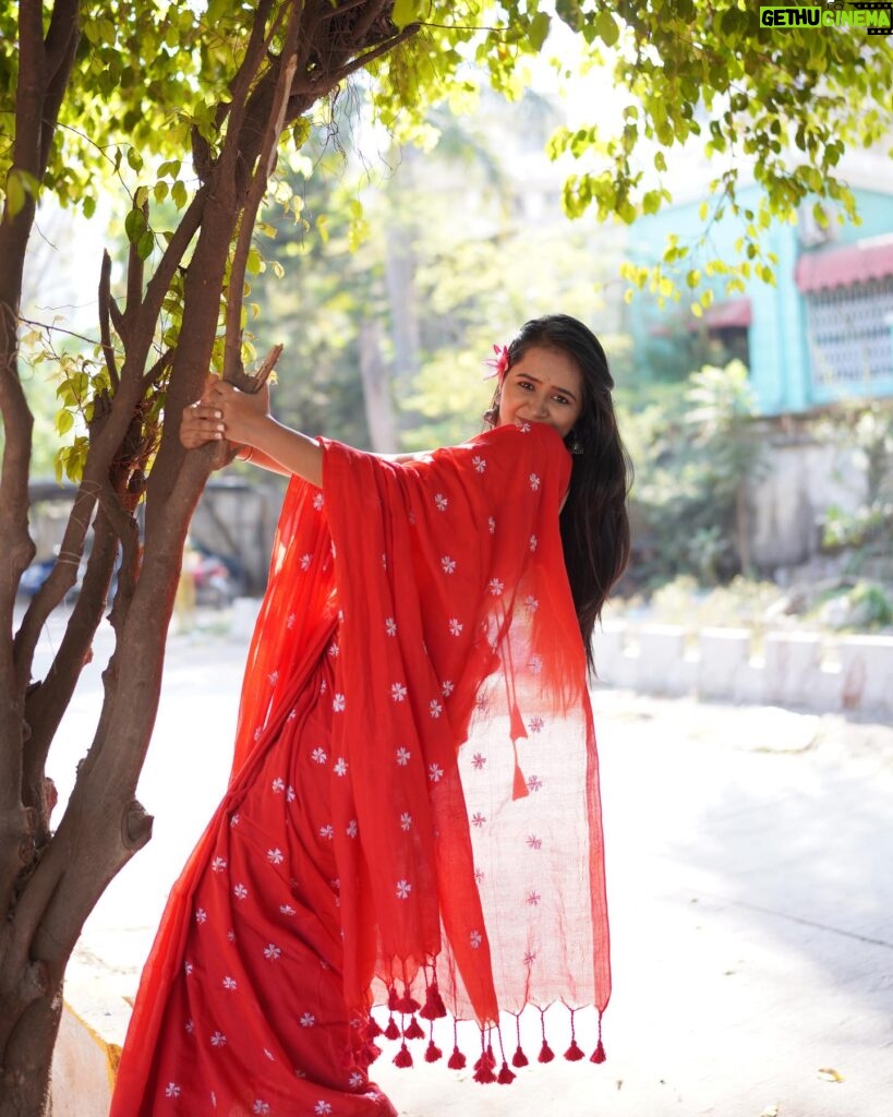 Gauri Kulkarni Instagram - लाल छडी ❤️ Make up- @monikaraka_makeover86 P.C- @_m_a_photography___ Saree- @bahurupa_ managed by- @spandan_celebritys__8605942021