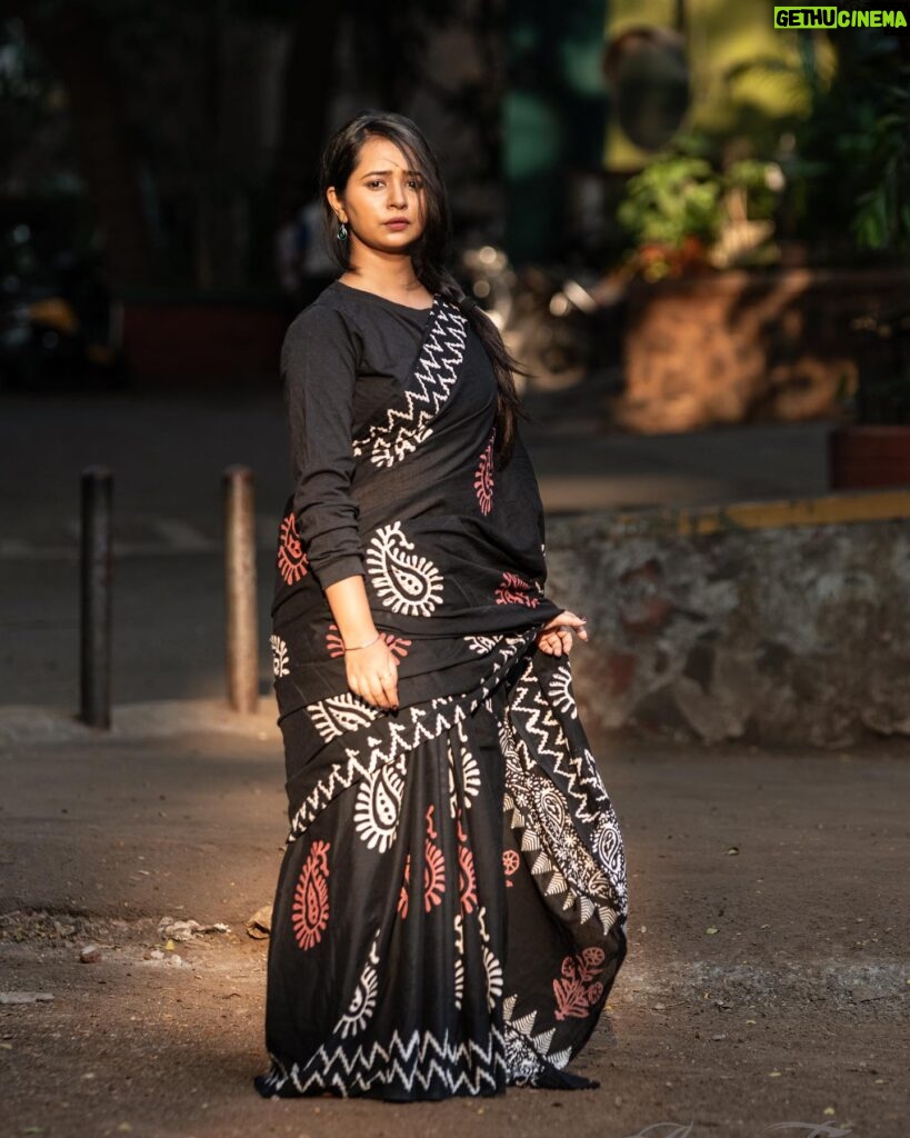 Gauri Kulkarni Instagram - Yess!! It’s a T-shirt 😉🖤🤍 Saree- @divaastri_sarees P.C- @ashayrtulalwar ❤️ Styled by my Fav @rupalibhosle 😘