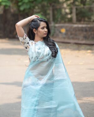 Gauri Kulkarni Instagram - Kya aapko ढग dikh rahe hai? 
Kahan? 
Ohh saree pe 🩵

Saree- @aaru_abhijit 
Jewellery- @shreerampearls 
P.C- @ashayrtulalwar 
Hair & saree draping- @ruksar__99 
Styled by- @tanmay_jangam