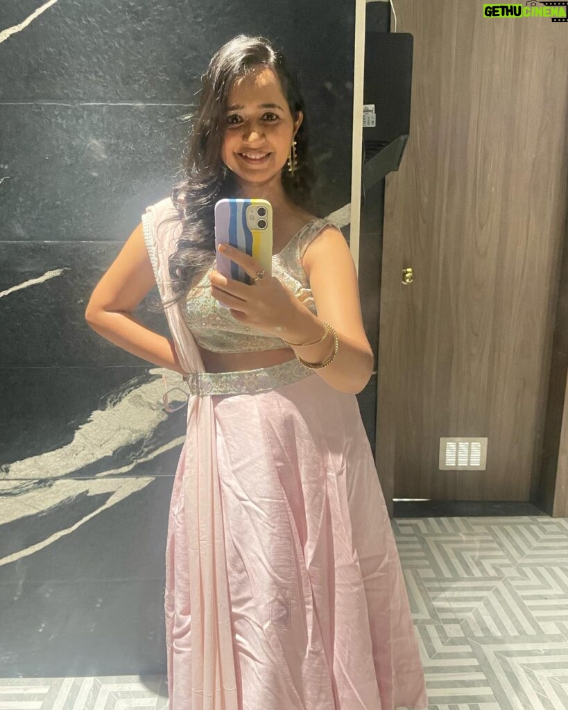 Gauri Kulkarni Instagram - Hello! 💜🤗 Sangeet ready with my favourite @_vastralekha_ 😉 #notmywedding #notmysangeet 😅