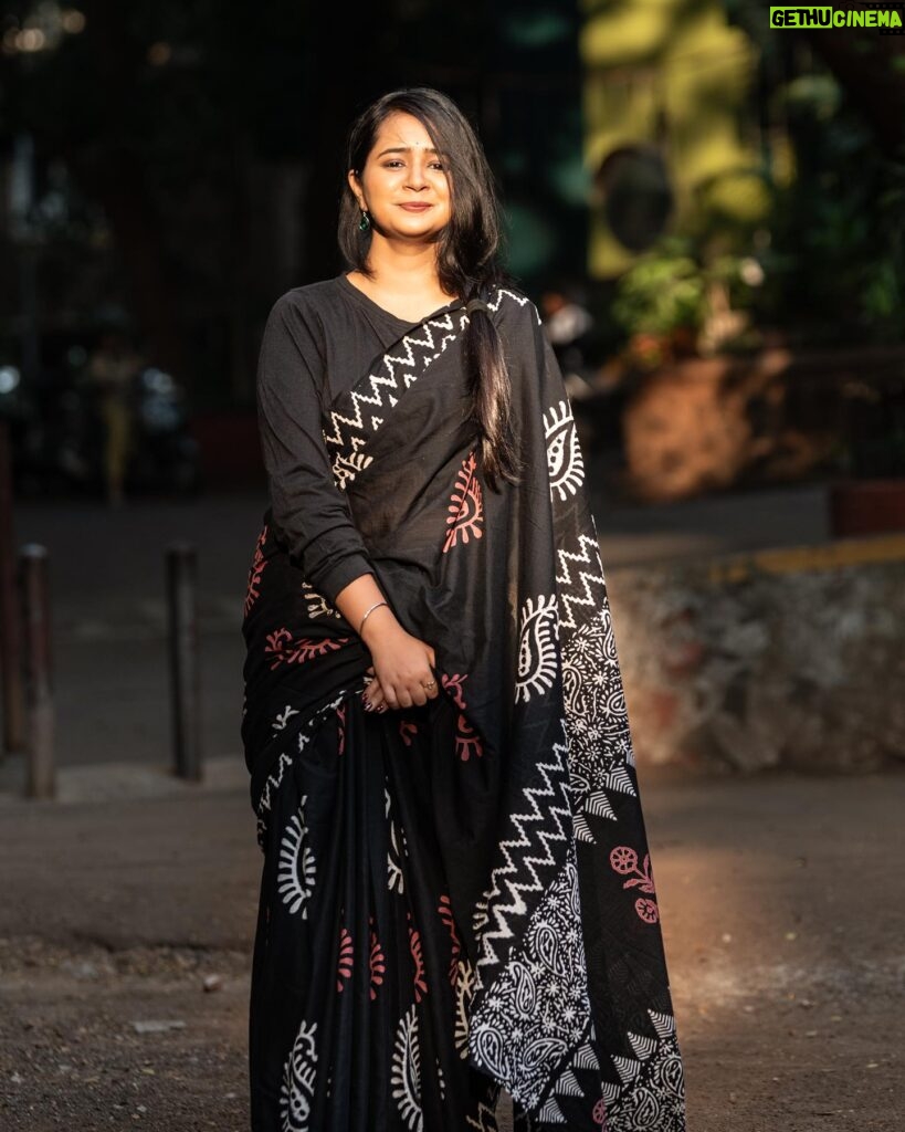 Gauri Kulkarni Instagram - Yess!! It’s a T-shirt 😉🖤🤍 Saree- @divaastri_sarees P.C- @ashayrtulalwar ❤️ Styled by my Fav @rupalibhosle 😘